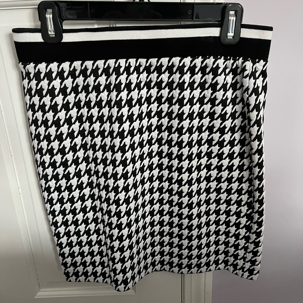 Kenzie women’s Black and White Houndstooth Mini Skirt, size M, elastic waist
